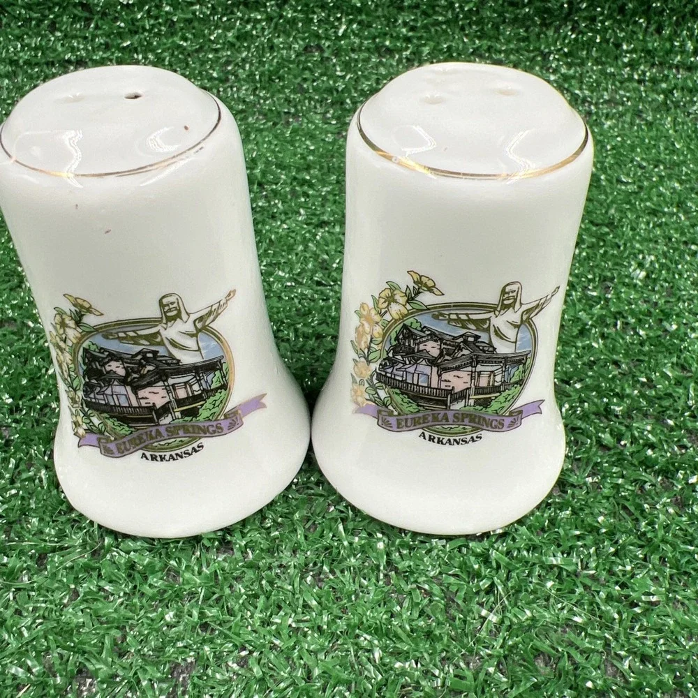 Vintage‎ Arkansas Ceramic Salt & Pepper Shakers White With Art